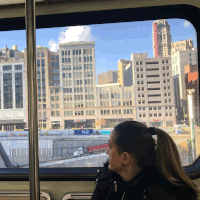 Blick auf die Stadt aus dem Fenster einer S-Bahn.