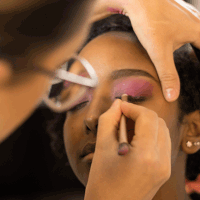 Ich führe eine professionelle Make-up-Behandlung an einer Kundin durch.