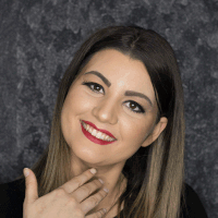 Frau mit Glam-Event-Make-up, das ihre Gesichtszüge betont.